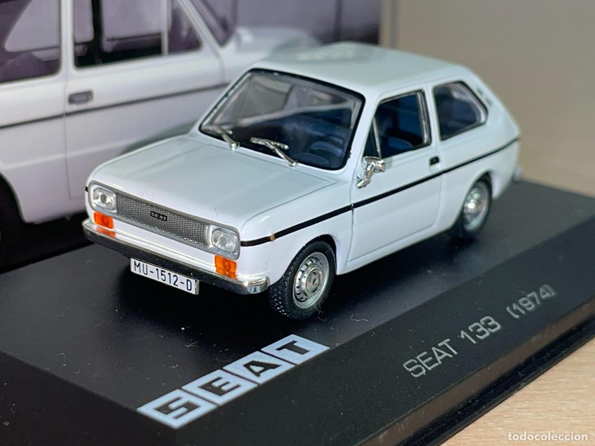 Coches a escala: Colecci&oacute;n SEAT coche SEAT 133 (1974) matr&iacute;cula Murcia blanco 1:43 die-cast metal car 1/43 altaya