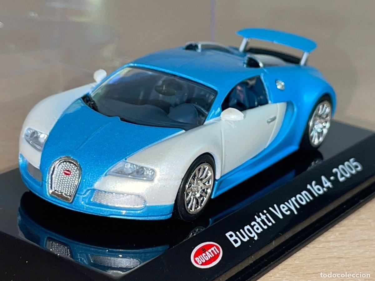 Coches a escala: Coche BUGATTI VEYRON 16.4 - 2005 azul y blanco 1:43 die-cast metal car 1/43 salvat SuperCars