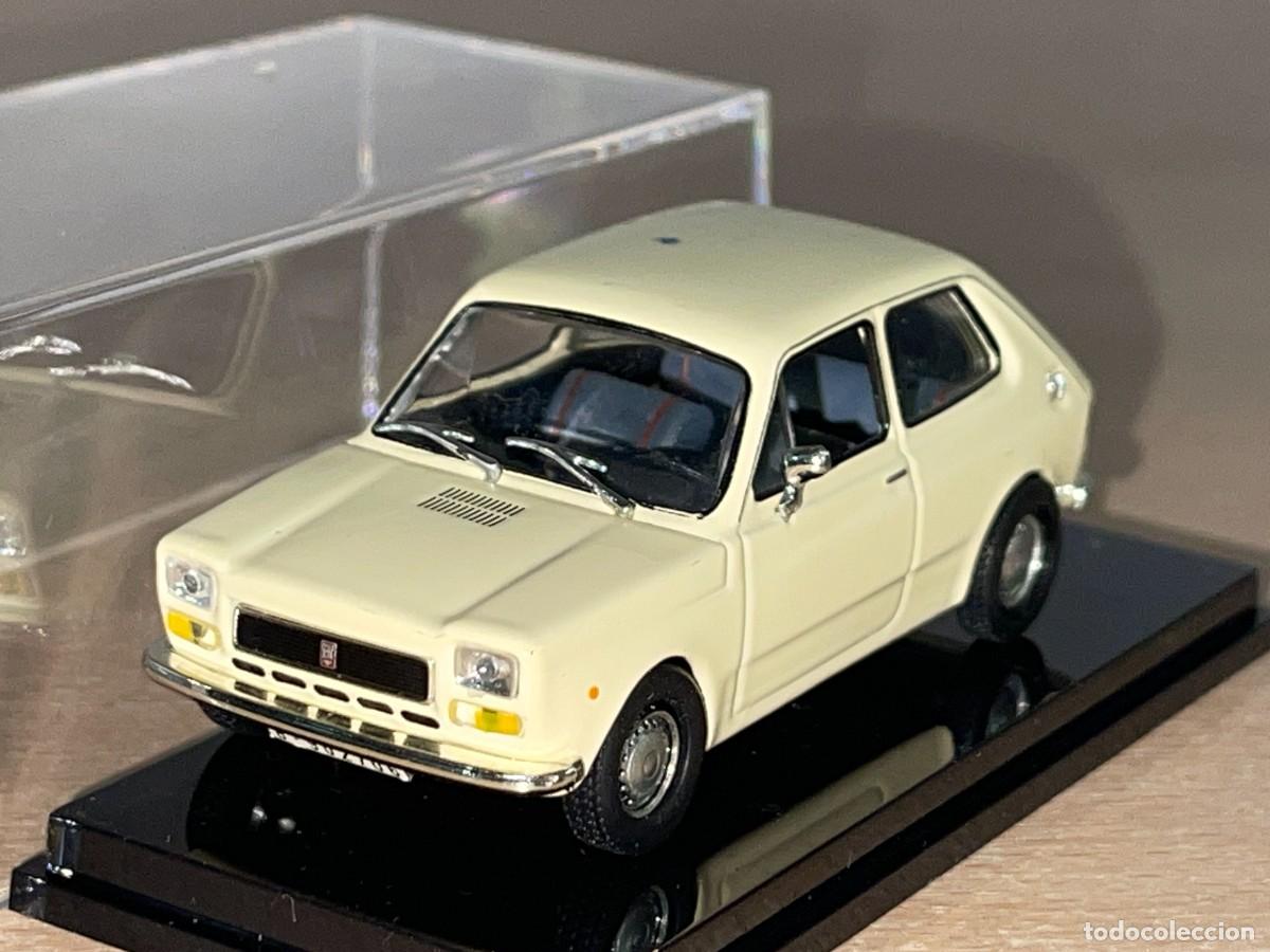 Coches a escala: Coche SEAT 127 (1972) matr&iacute;cula Barcelona crema 1:43 die-cast metal car 1/43 altaya