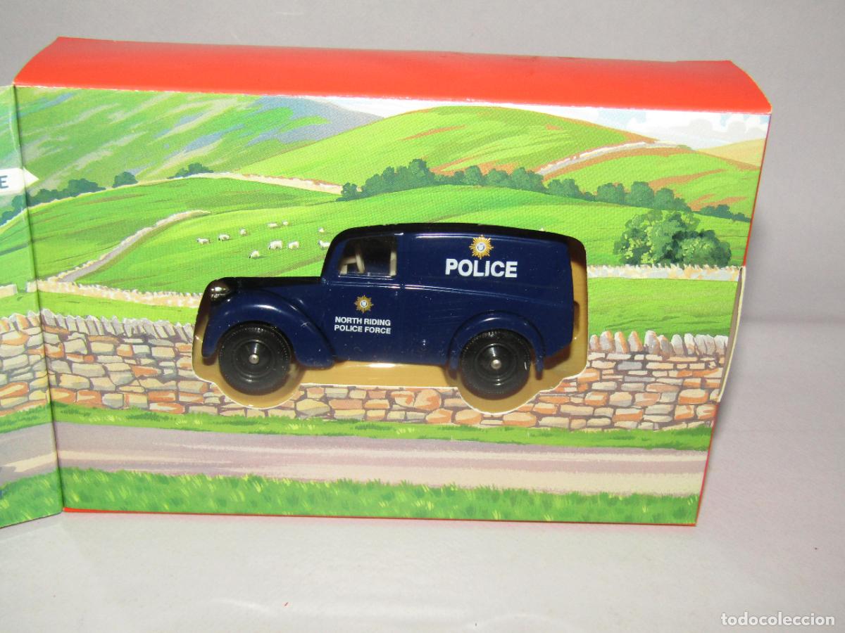 Coches a escala: Furg&oacute;n de Polic&iacute;a Met&aacute;lico en Escala 1/43 aprox. Obsequio Promocional de YORKSHIRE TEA por LLEDO
