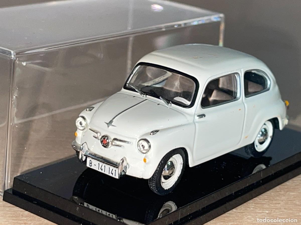 Coches a escala: Coche SEAT 600 (1957) matr&iacute;cula Barcelona blanco 1:43 die-cast metal car 1/43 altaya