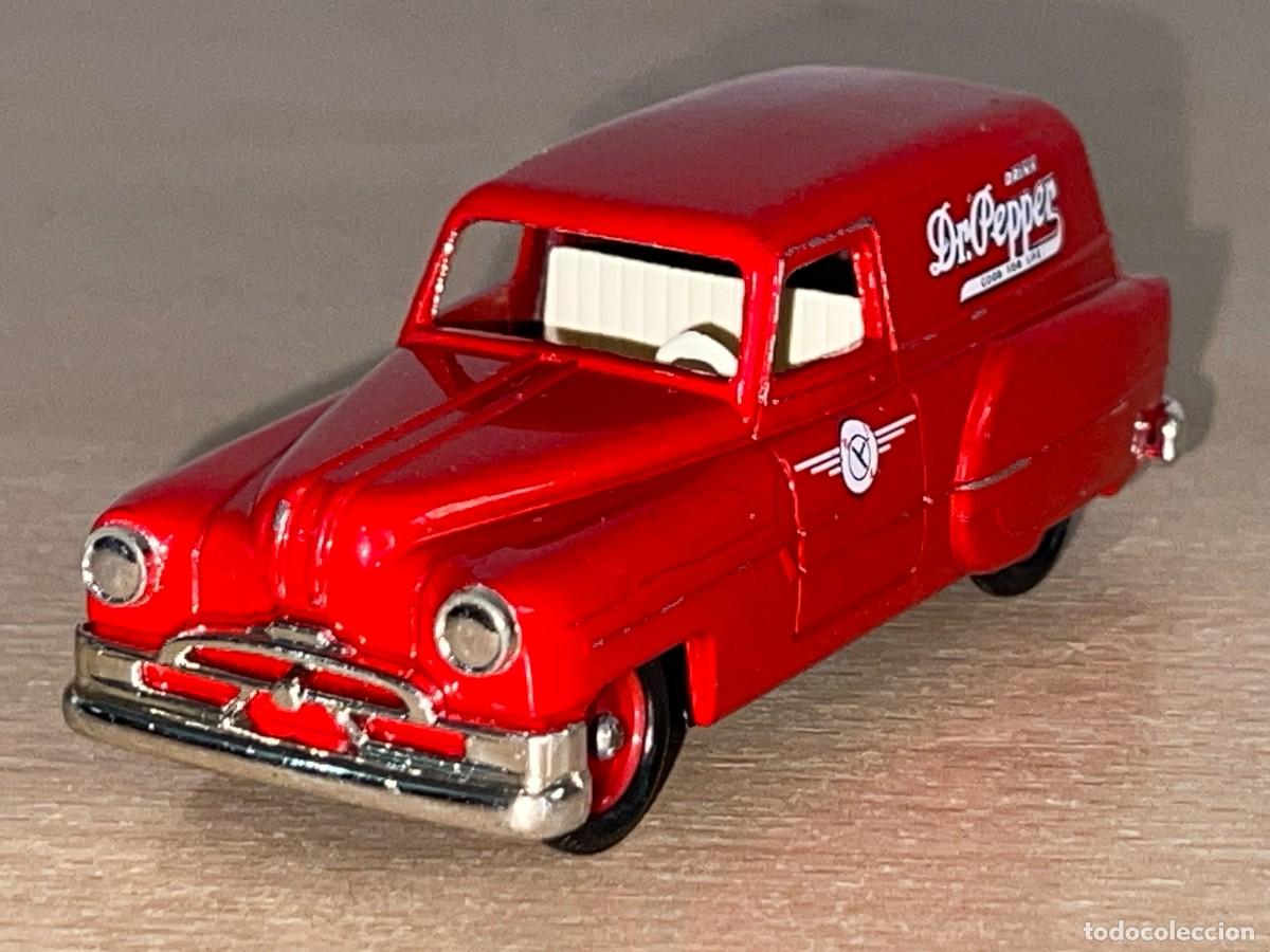 Coches a escala: Lledo Days Gone Furgoneta Pontiac Dr. Pepper (1953) roja 1:50 die-cast metal car 1/50 van coca-cola