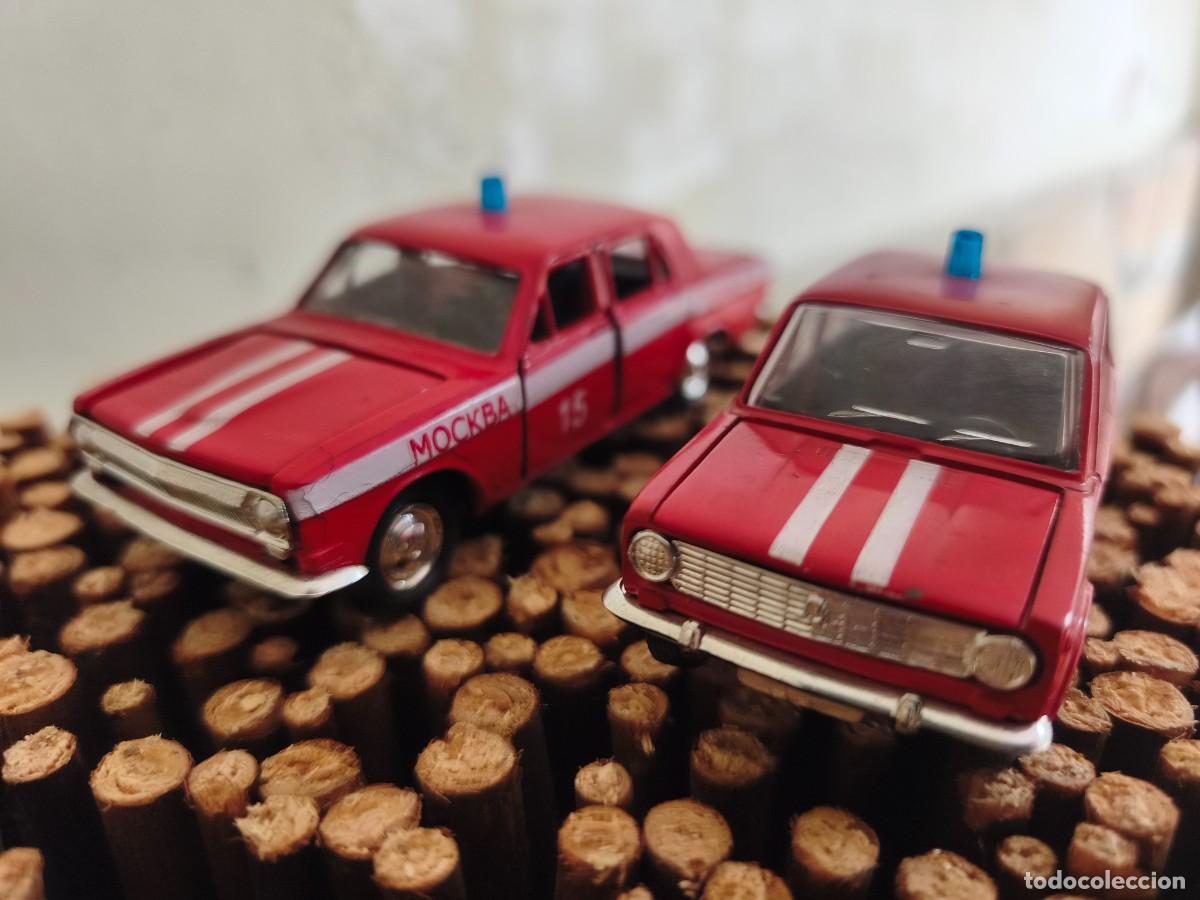 Coches a escala: Dos coches de bomberos rusos. VAZ-2101 (1969) y GAZ-24 (1970) . Escala 1/43. Fabricante Agata.