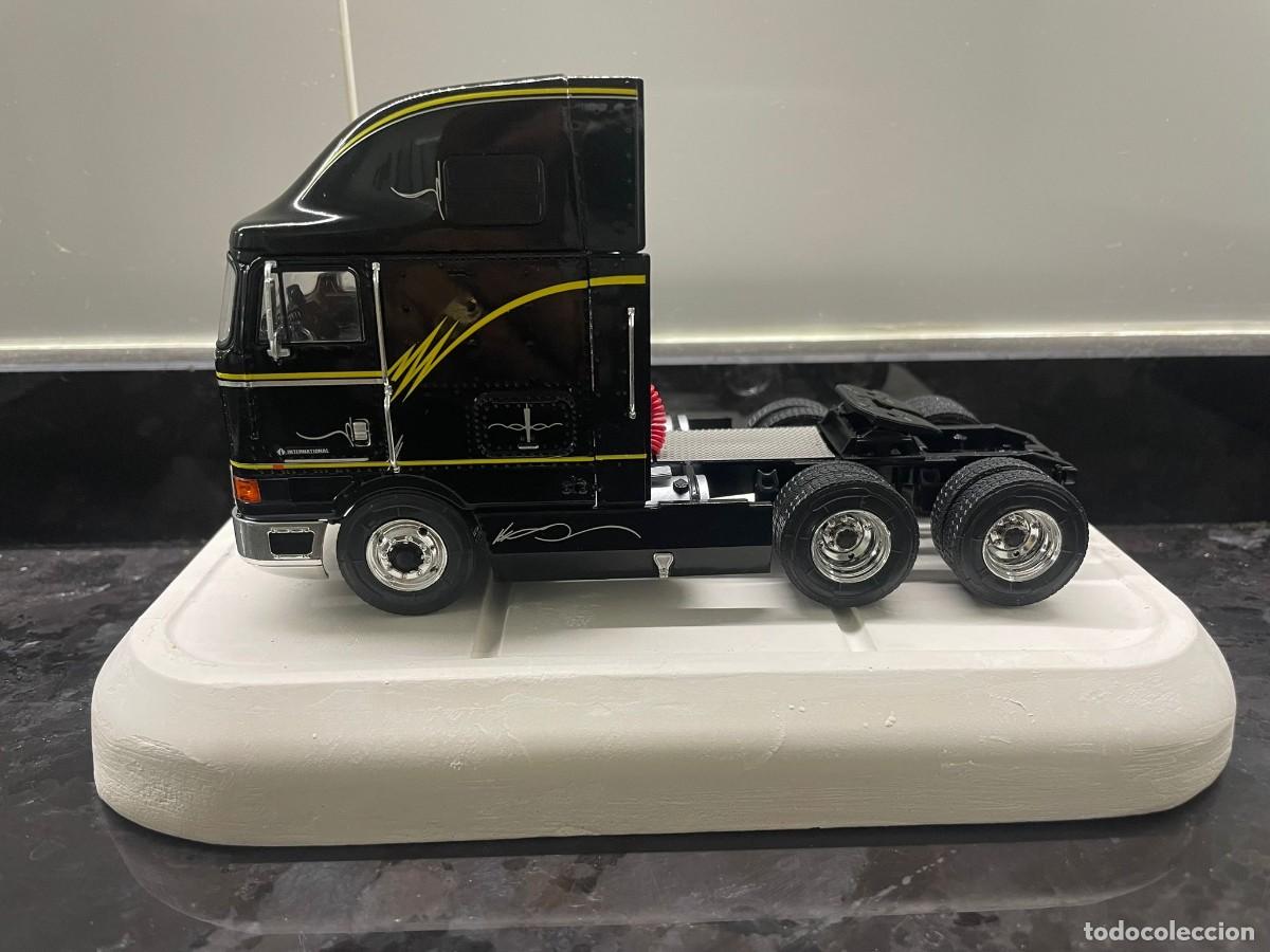 Coches a escala: Base para cabeza tractora y furgoneta escala 1/43