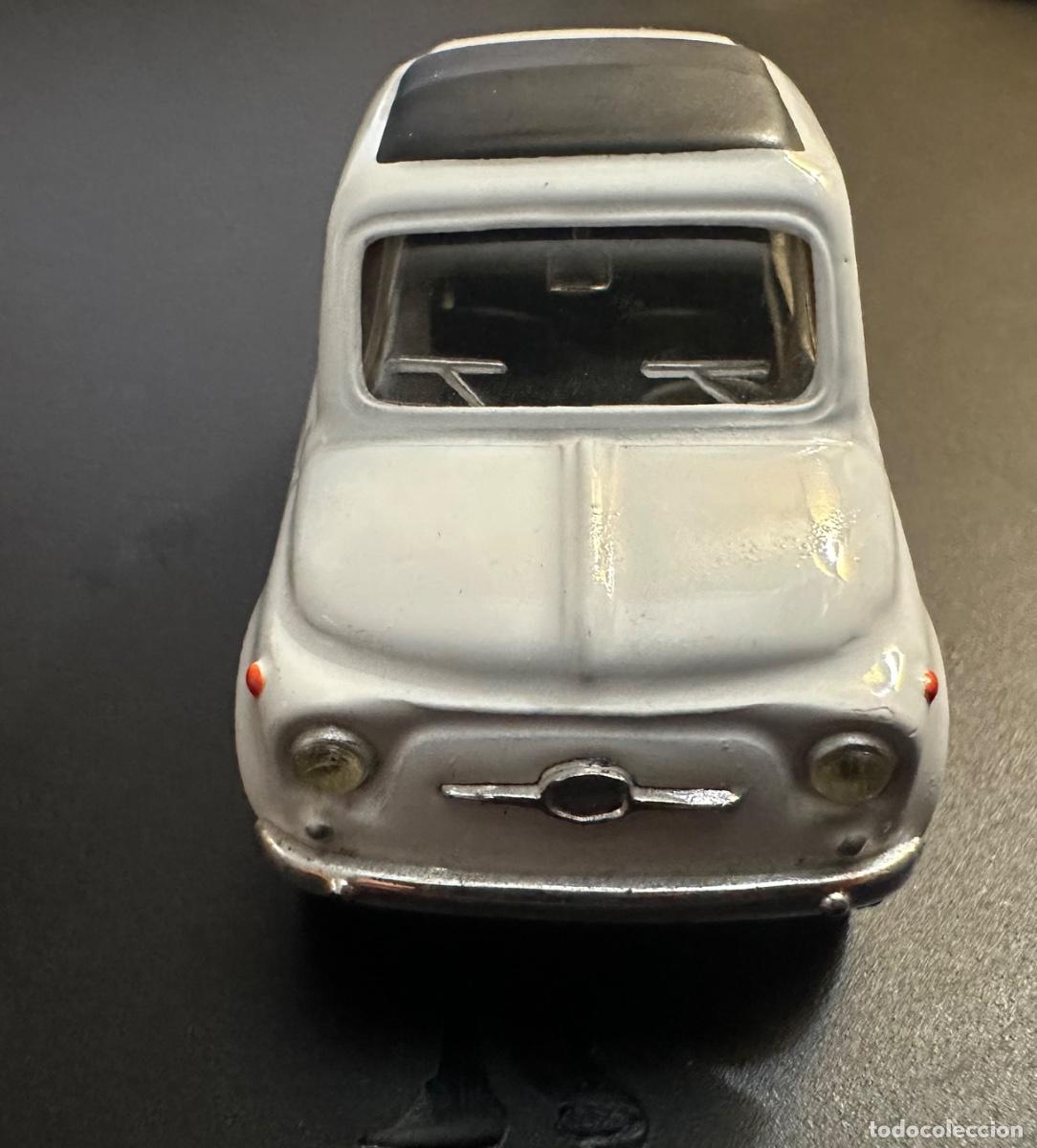Coches a escala: Fiat 500 Universal Hobbies 1:43 color blanco , techo negro miniatura de colecci&oacute;n