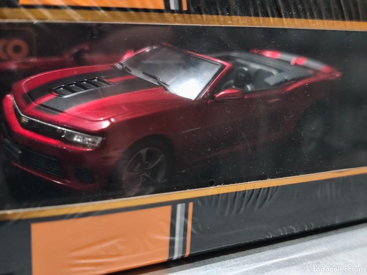 Coches a escala: Chevrolet Camaro Convertible 2014. IXO Models MOC203. Escala 1/43. Oficial GM. Red Met.