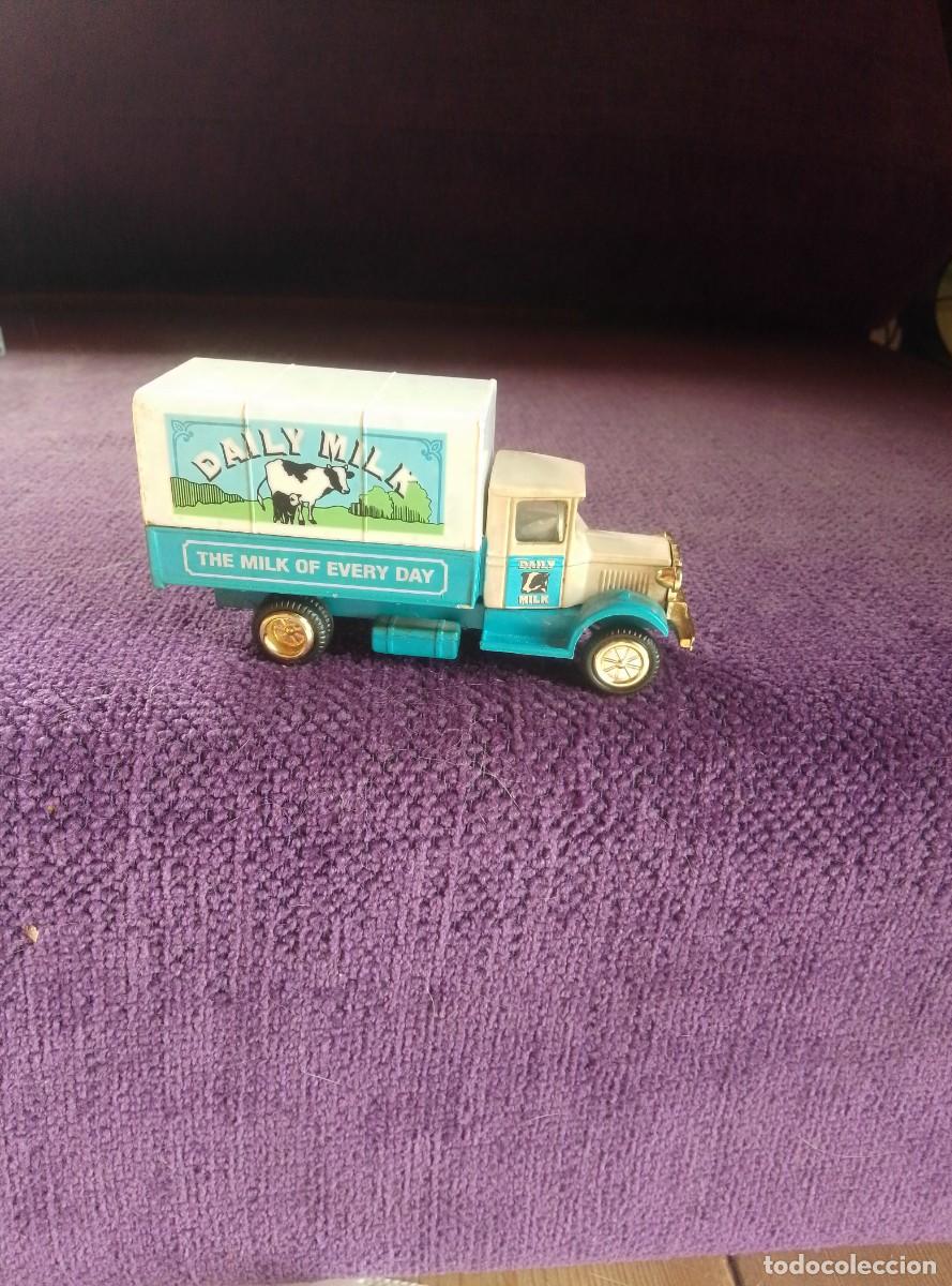 Coches a escala: Cami&oacute;n de reparto leche Daily Milk miniatura Golden Wheel Diecast