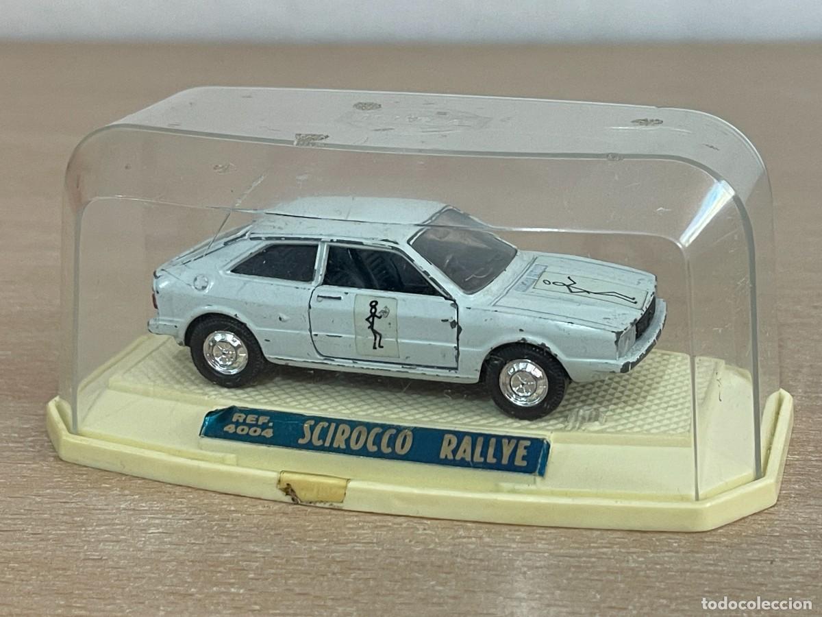 Coches a escala: 8- Mira antiguo coche VW SCIROCCO Edici&oacute;n Especial EL SANTO 1:43 Made in Spain die-cast a&ntilde;os 80 1/43