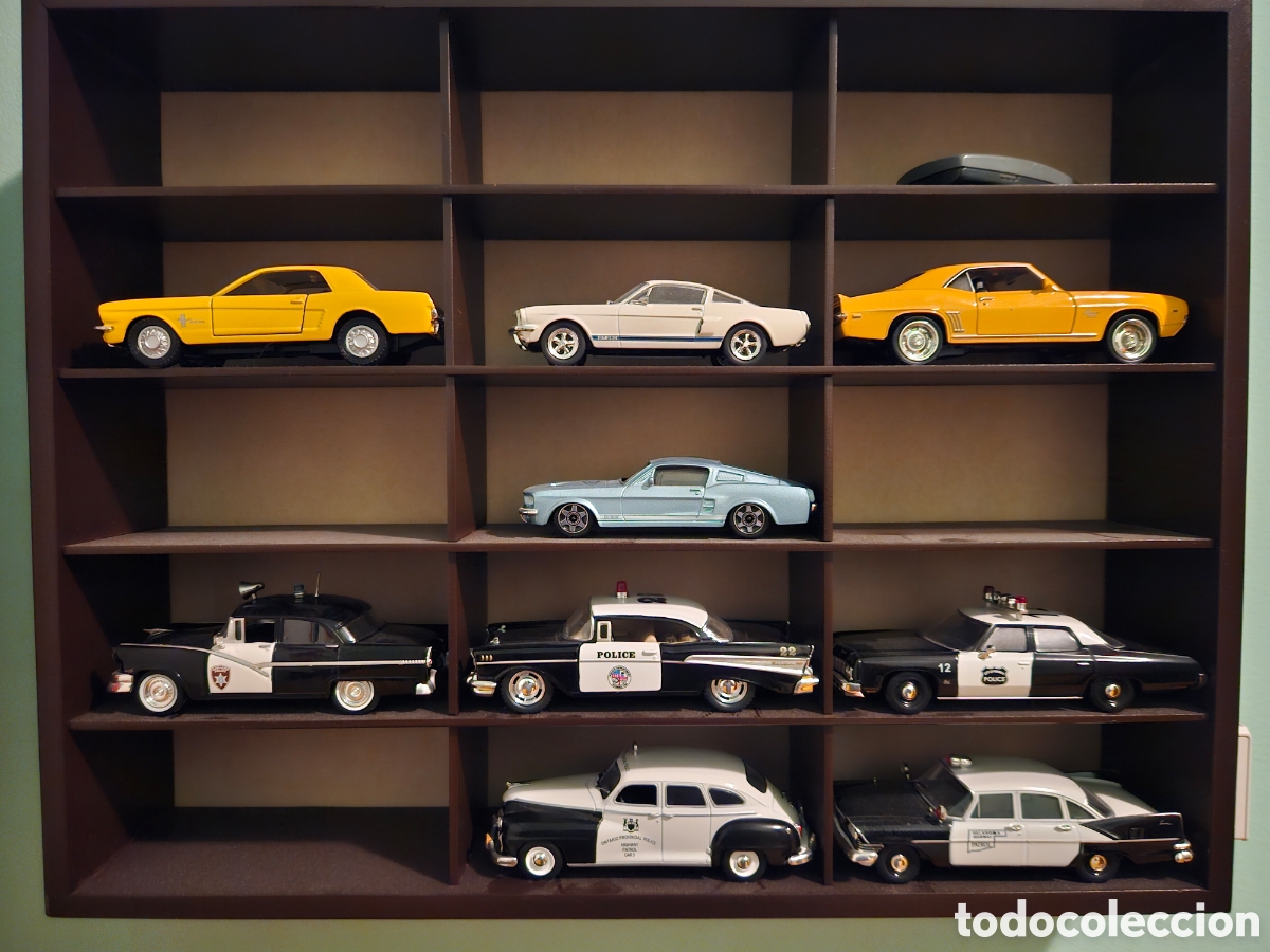Coches a escala: Expositor de madera con nueve coches met&aacute;licos escala 1/43
