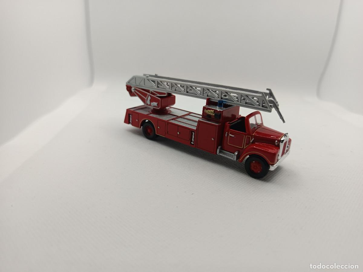 Coches a escala: Camion MACK Bomberos Autoescala 1/72 Coleccion Atlas &rdquo;Bomberos del mundo&rdquo; Perfecto para dioramas