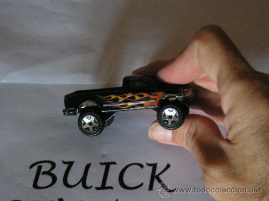 Coches a escala Hot Wheels: HOT WHEELS - Camioneta / PickUp / Ranchera FORD F150 mod. 1997 sobreelevada color negro con llamas