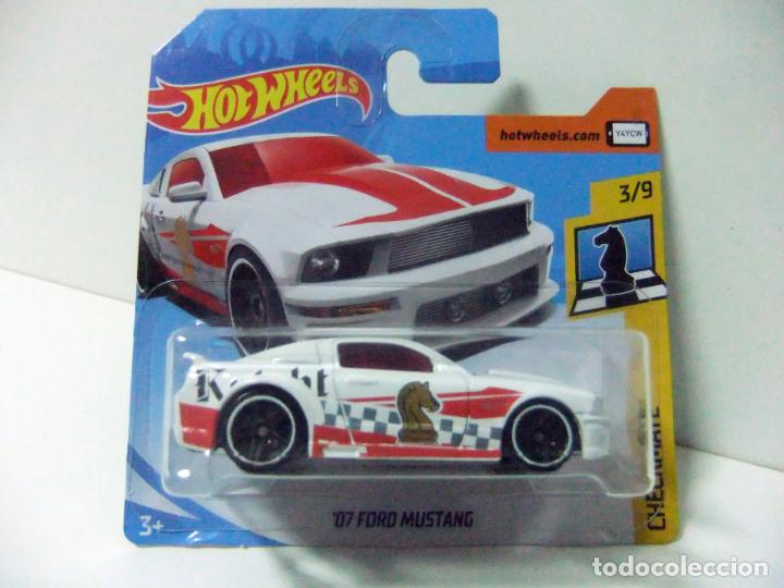 Carros em escala Hot Wheels: &acute;07 FORD MUSTANG 2007 - HOT WHEELS MATTEL CHECKMATE A&Ntilde;O 2018 - ESCALA 1:64 - COCHE CABALLO AJEDREZ