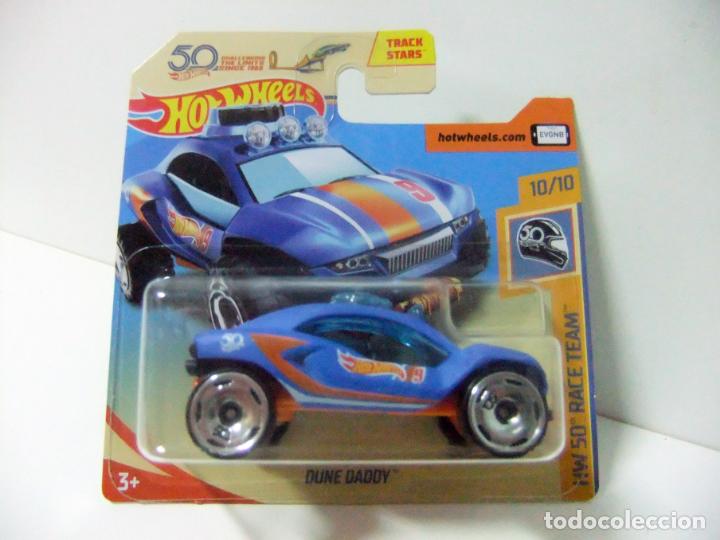 Voitures miniatures Hot Wheels: DUNE DADDY - HOT WHEELS MATTEL HW 50 RACE TEAM ANIVERSARIO 2018 ESCALA 1:64 - COCHE TRACK STARS