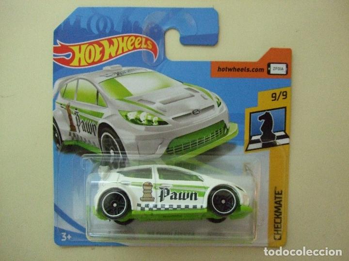 Carros em escala Hot Wheels: &acute;12 FORD FIESTA 2012 - HOT WHEELS CHECKMATE 2018 ESCALA 1:64 - COCHE PAWN CAR PE&Oacute;N BLANCO AJEDREZ