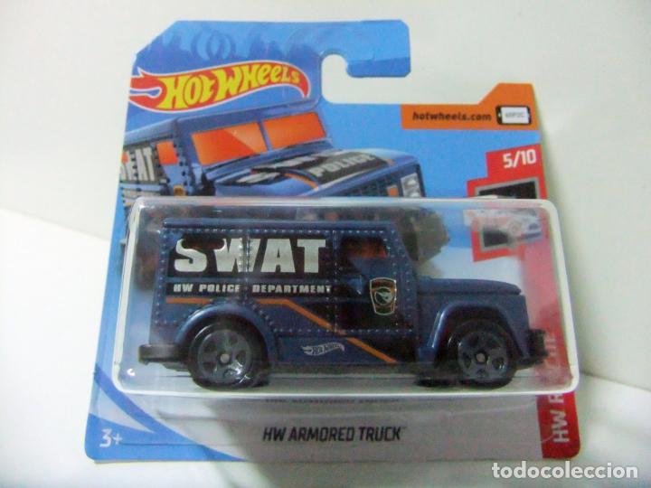 Carros em escala Hot Wheels: HW ARMORED TRUCK SWAT POLICIA POLICE - HOT WHEELS HW RESCUE 2019 TREASURE T-HUNT ESCALA 1:64 FURG&Oacute;N