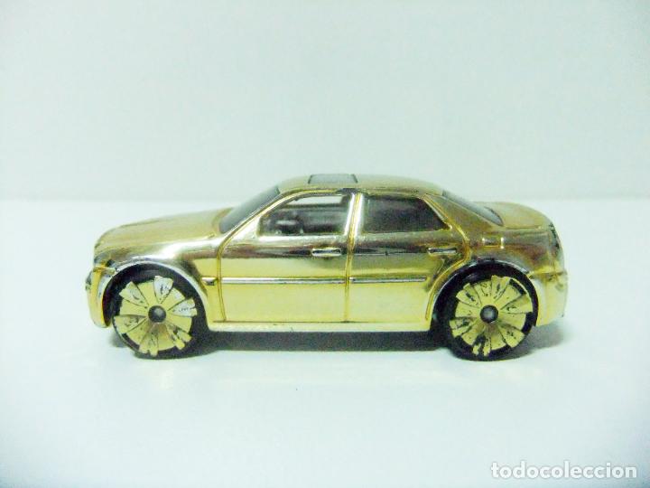 Coches a escala Hot Wheels: CHRYSLER 300C HEMI - HOT WHEELS GOLD RIDES A&Ntilde;O 2007 ESCALA 1:64 COCHE DORADO CROMADO ORO 300 C