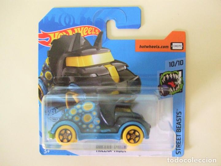 Carros em escala Hot Wheels: TRICERA-TRUCK - HOT WHEELS MATTEL HW STREET BEASTS 2020 ESCALA 1:64 T-HUNT TREASURE COCHE DINOSAURIO