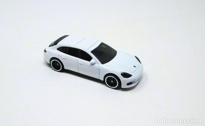 Coches a escala Hot Wheels: Porsche Panamera Turbo de Hot Wheels - Hotwheels - Malasia 2018