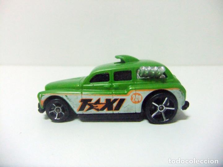 Auto in scala Hot Wheels: COCKNEY CAB II TAXI - HOT WHEELS SUPER 6-LANE RACEWAY 2011 MATTEL - COCHE 1:64 VERDE GREEN CAR HW
