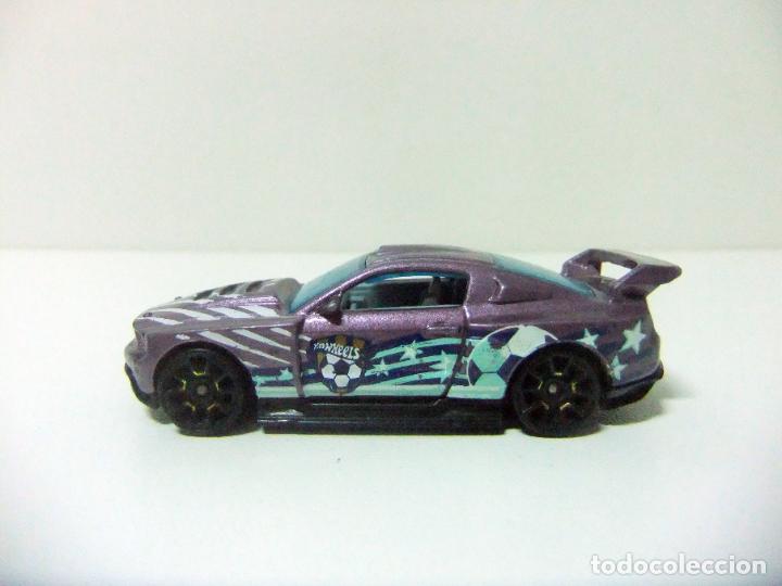 Auto in scala Hot Wheels: CUSTOM &acute;12 FORD MUSTANG - HOT WHEELS MATTEL HW CITY GOAL SERIES 2014 - COCHE 1:64 F&Uacute;TBOL CAR BAL&Oacute;N