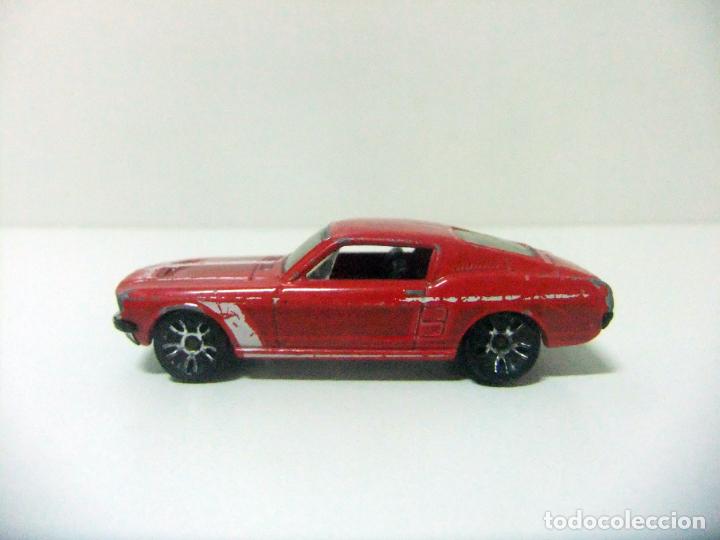 Auto in scala Hot Wheels: &acute;67 CUSTOM MUSTANG FORD 1967 - HOT WHEELS MATTEL 2010 ? ESCALA 1:64 COCHE AUTO ROJO RED FASTBACK