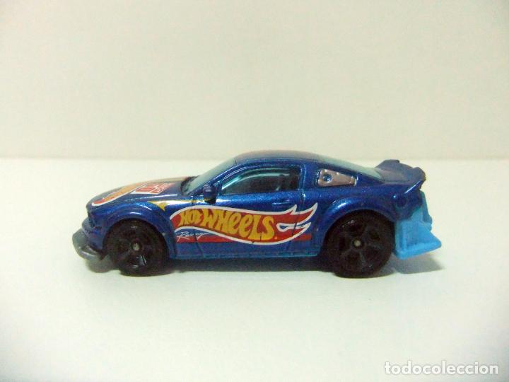 Auto in scala Hot Wheels: 2005 FORD MUSTANG - HOT WHEELS MATTEL HW RACE TEAM 2017 - ESCALA 1:64 - COCHE MINIATURA DEPORTIVO