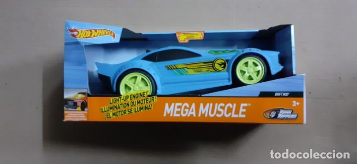 Auto in scala Hot Wheels: SET HOT WHEELS MEGA MUSCLE AZUL SE ILUMINA EL MOTOR. NUEVO EN CAJA