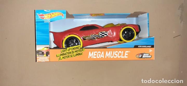Auto in scala Hot Wheels: SET HOT WHEELS MEGA MUSCLE ROJO SE ILUMINA EL MOTOR. NUEVO EN CAJA