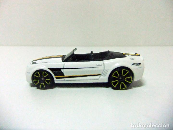 Auto in scala Hot Wheels: CAMARO CONVERTIBLE CONCEPT - HOT WHEELS MATTEL HW WORKSHOP 2015 - COCHE 1:64 CHEVROLET CHEVY BLANCO