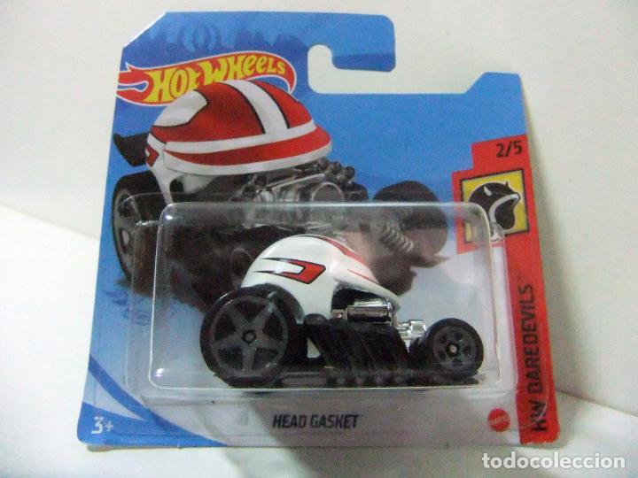 Carros em escala Hot Wheels: HEAD GASKET - HOT WHEELS MATTEL HW DAREDEVILS 2/5 2021 ESCALA 1:64 - COCHE CAR CASCO HELMET HOT ROD