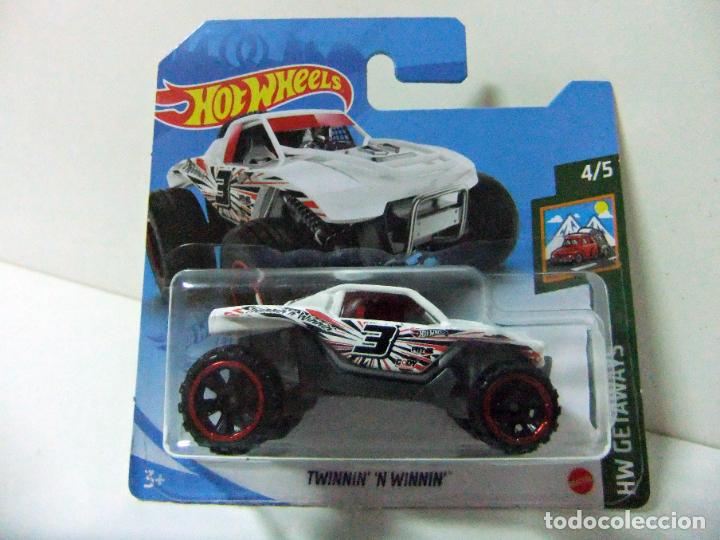 Carros em escala Hot Wheels: TWINNIN&acute; &acute;N WINNIN&acute; HOT WHEELS MATTEL HW GETAWAYS 4/5 2021 COCHE 1:64 BLANCO OFF-ROAD TOY CAR GRX40