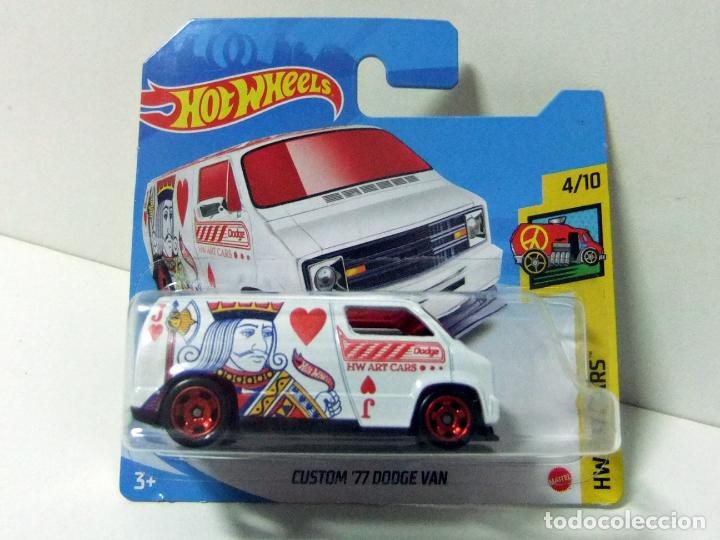 Auto in scala Hot Wheels: CUSTOM &acute;77 DODGE VAN HOT WHEELS TREASURE T-HUNT HW ART CARS 4/10 2021 COCHE 1:64 POKER J CORAZONES