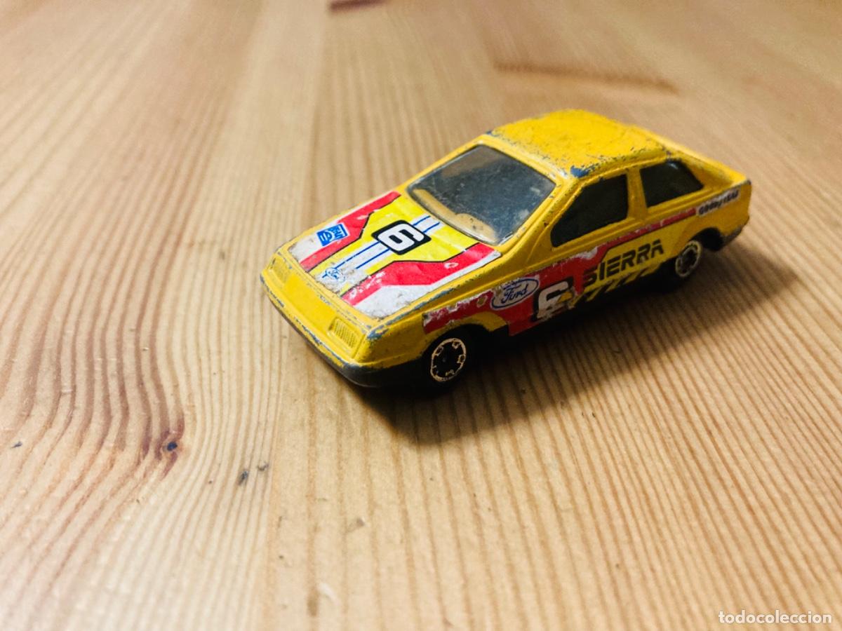 Coches a escala Hot Wheels: Ford Sierra amarillo - Foto 2
