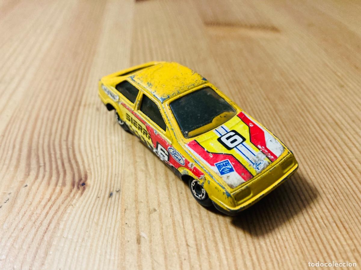 Coches a escala Hot Wheels: Ford Sierra amarillo - Foto 3