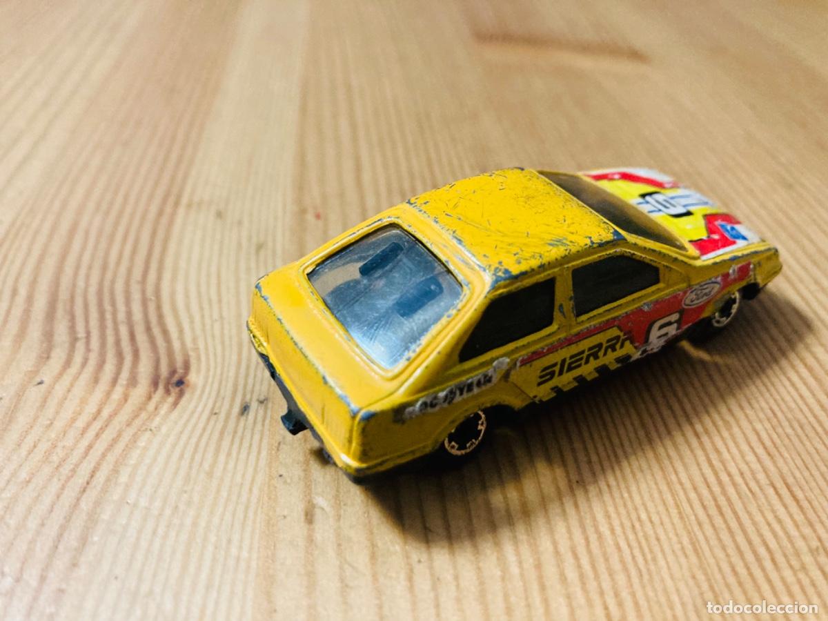 Coches a escala Hot Wheels: Ford Sierra amarillo - Foto 4