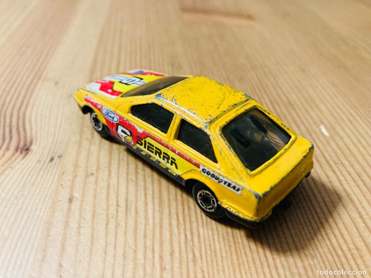 Coches a escala Hot Wheels: Ford Sierra amarillo - Foto 5