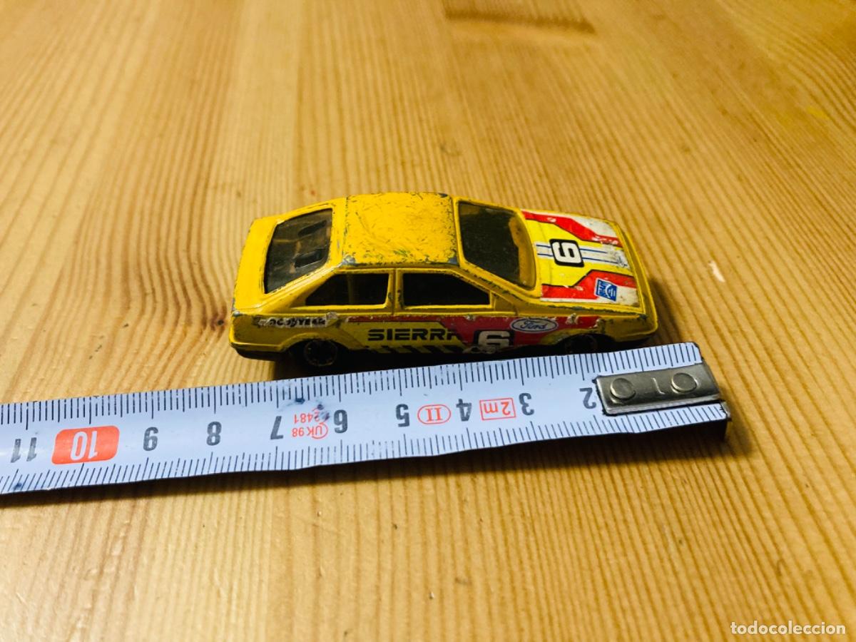 Coches a escala Hot Wheels: Ford Sierra amarillo - Foto 6