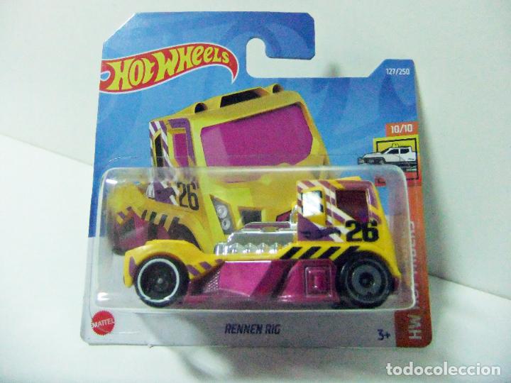 Auto in scala Hot Wheels: RENNEN RIG HOT WHEELS MATTEL HW HOT TRUCKS 10/10 2022 COCHE CAMI&Oacute;N 1:64 AMARILLO 26 TRUCK