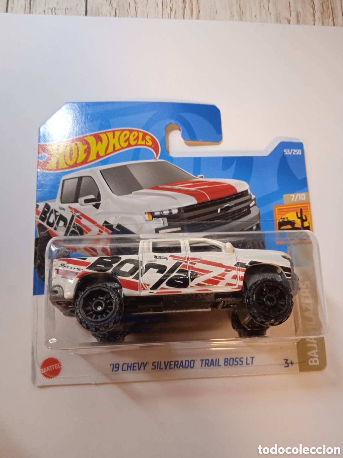 Auto in scala Hot Wheels: HOT WHEELS '19 CHEVY SILVERADO TRAIL BOSS BORLA BLANCA. TODOTERRENO 1/64 BAJA BLAZERS 2022.