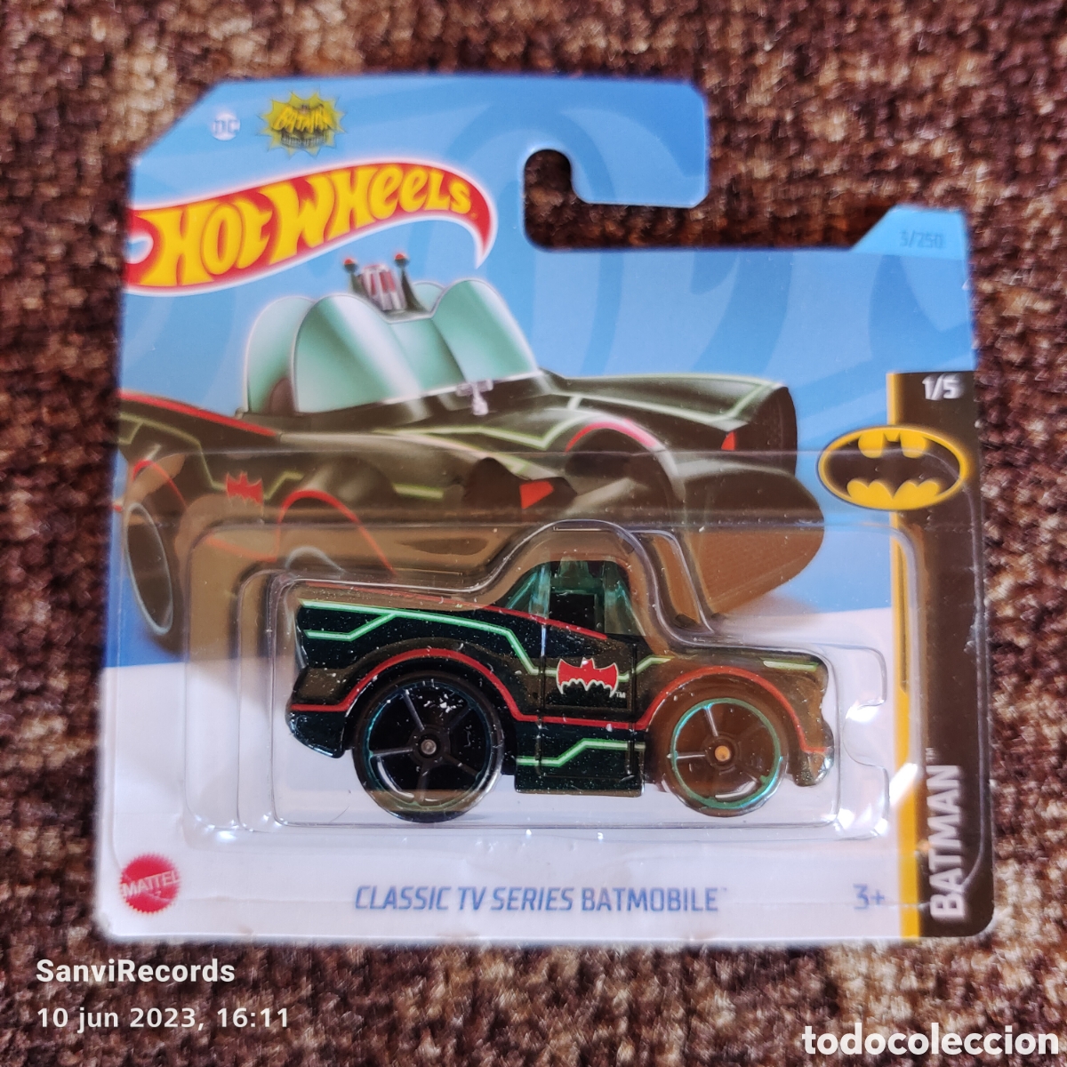 Carros em escala Hot Wheels: HOT WHEELS BATMAN CLASSIC TV SERIES: CLASSIC TV SERIES BATMOBILE (BATMAN 1/5) (MATTEL)