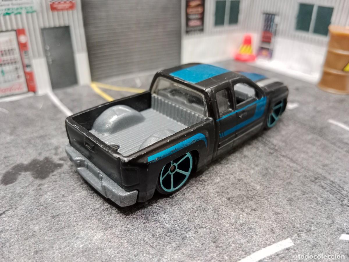 Coches a escala Hot Wheels: Chevy Silverado Hot Wheels 2017 Mattel - Foto 2