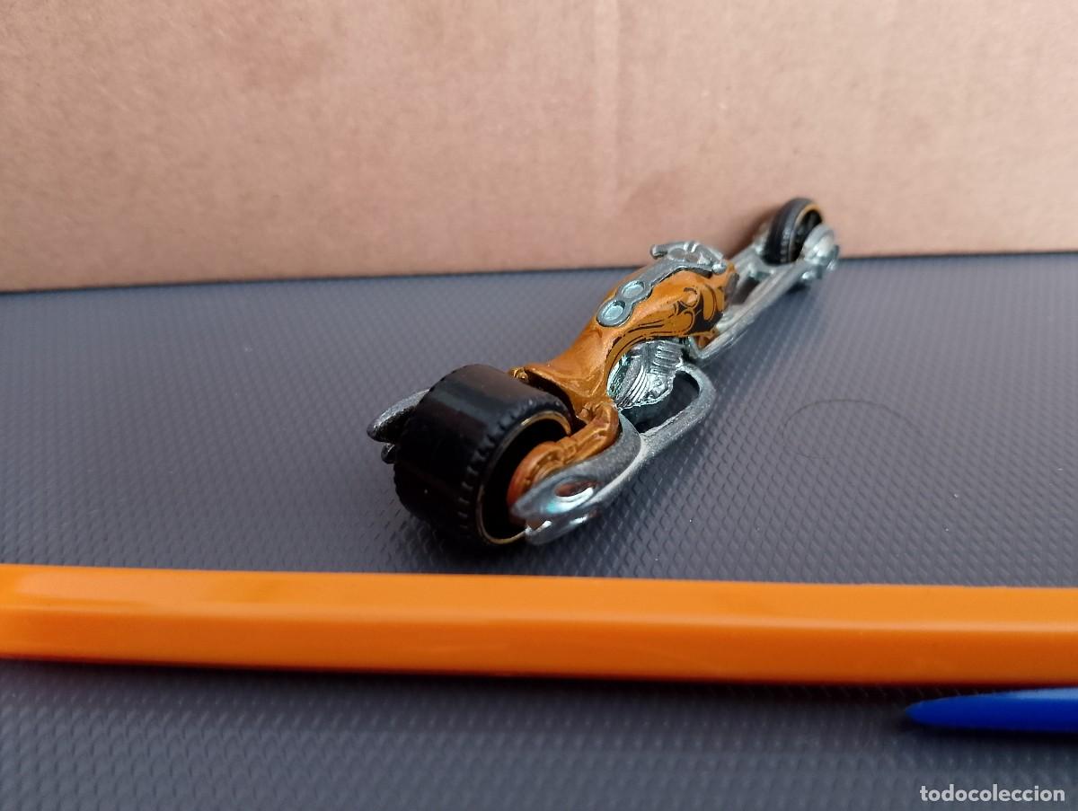Coches a escala Hot Wheels: Hot wheels moto custom marr&oacute;n - Foto 3
