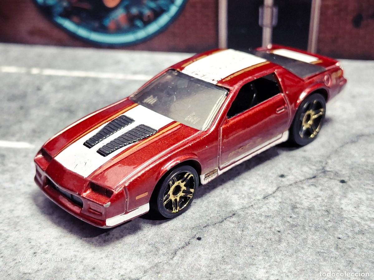 Coches a escala Hot Wheels: Camaro IROC-Z '85 Hot Wheels 2021 Muscle Mania Mattel