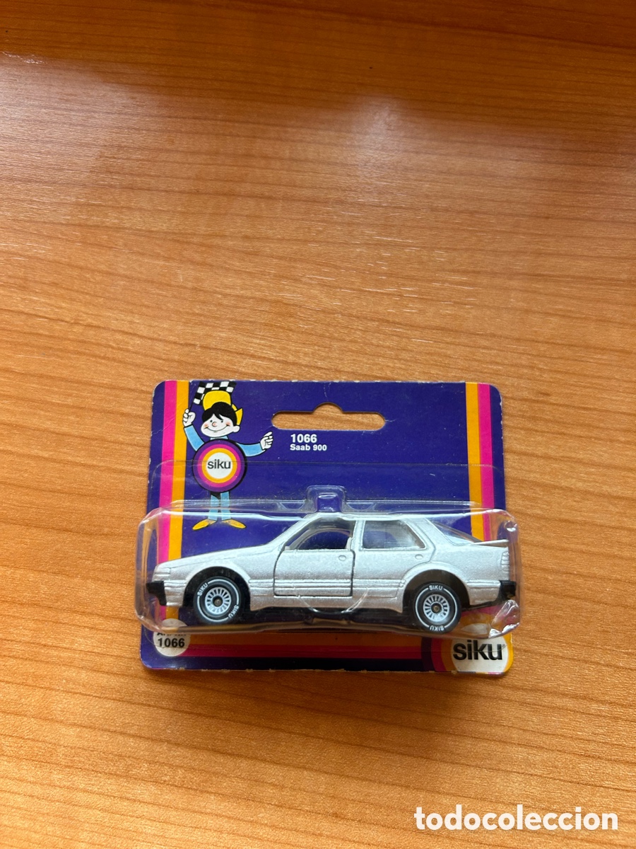 Coches a escala Hot Wheels: Coche miniatura Siku