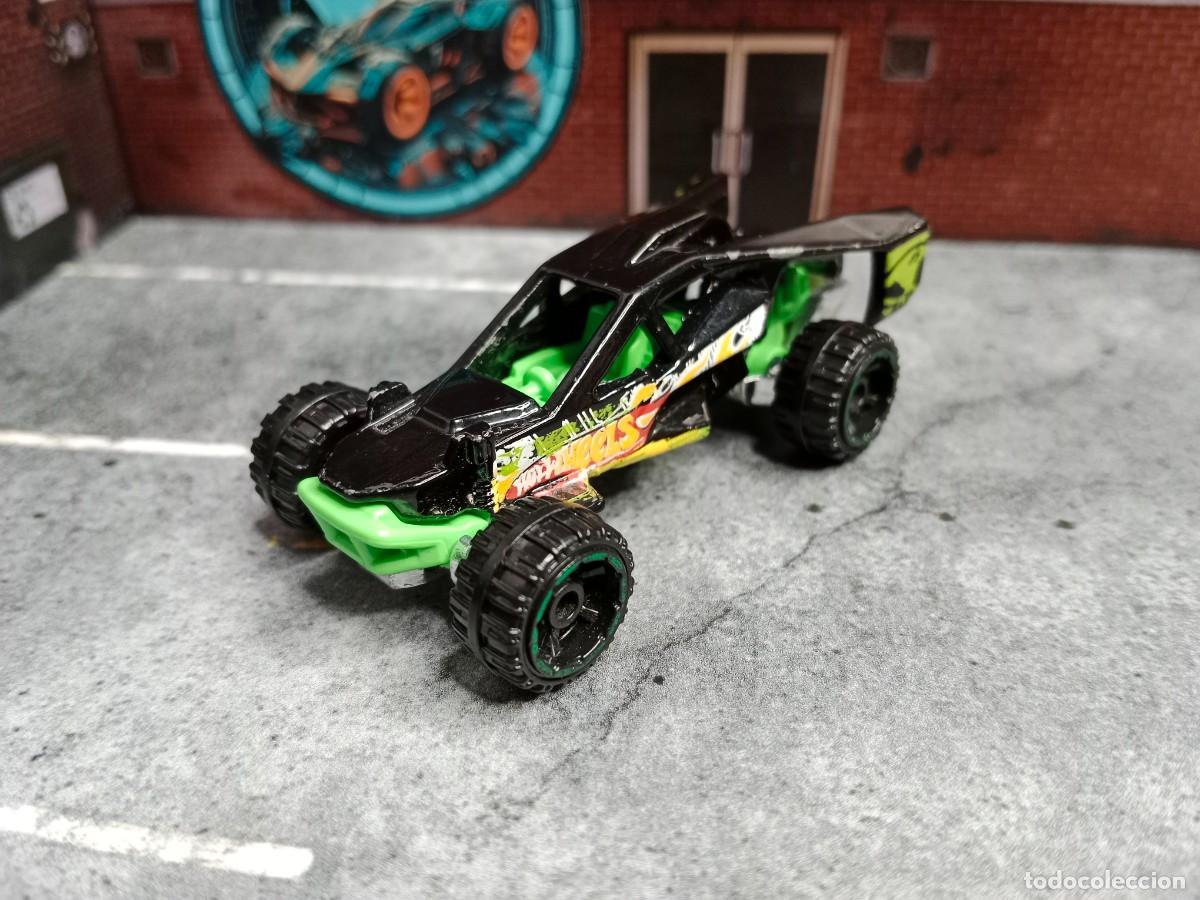 Coches a escala Hot Wheels: Team Hot Wheels Corkscrew Buggy 2013 New Model HW Stunt: Road Rally Mattel