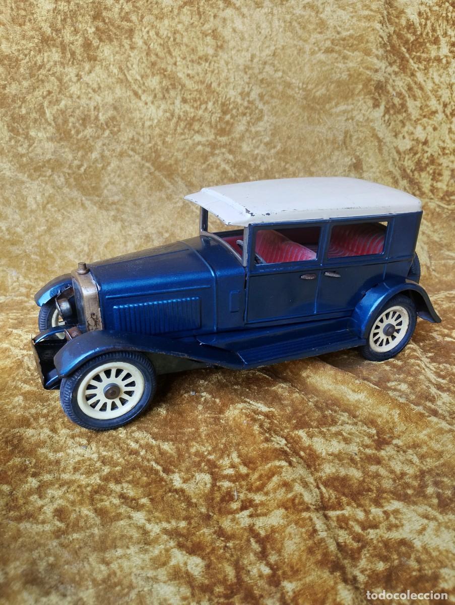 Coches a escala Hot Wheels: Magn&iacute;fico coche a fricci&oacute;n de juguete representando una berlina de los a&ntilde;os veinte (acaso un Lincoln