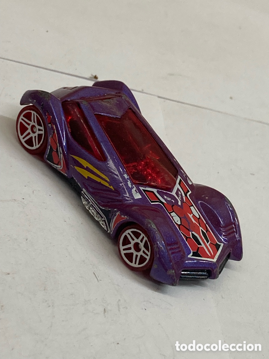 Coches a escala Hot Wheels: coche de juguete Hot Wheels Sinistra de color morado con dise&ntilde;o de serpiente en el cap&oacute;