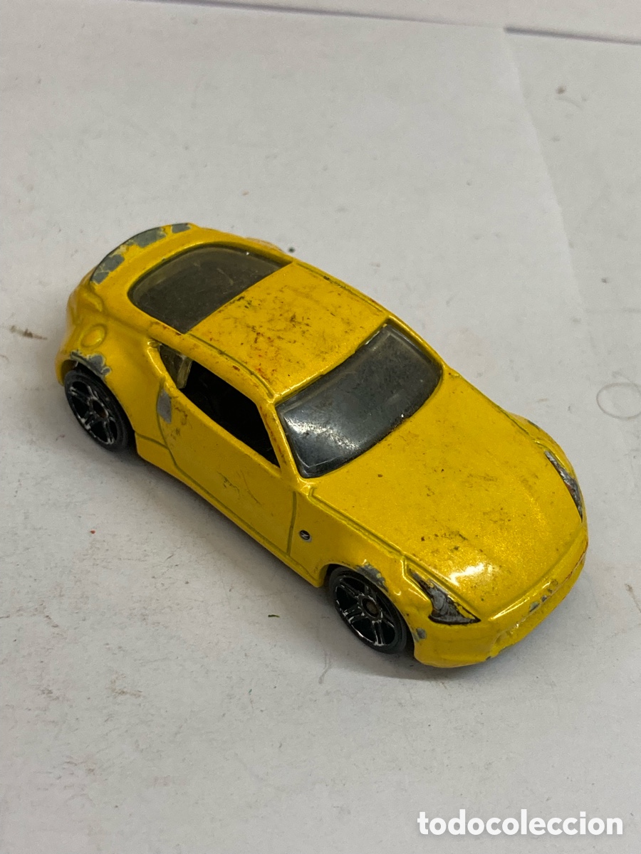 Coches a escala Hot Wheels: coche de juguete es un Hot Wheels Nissan 370Z de color amarillo