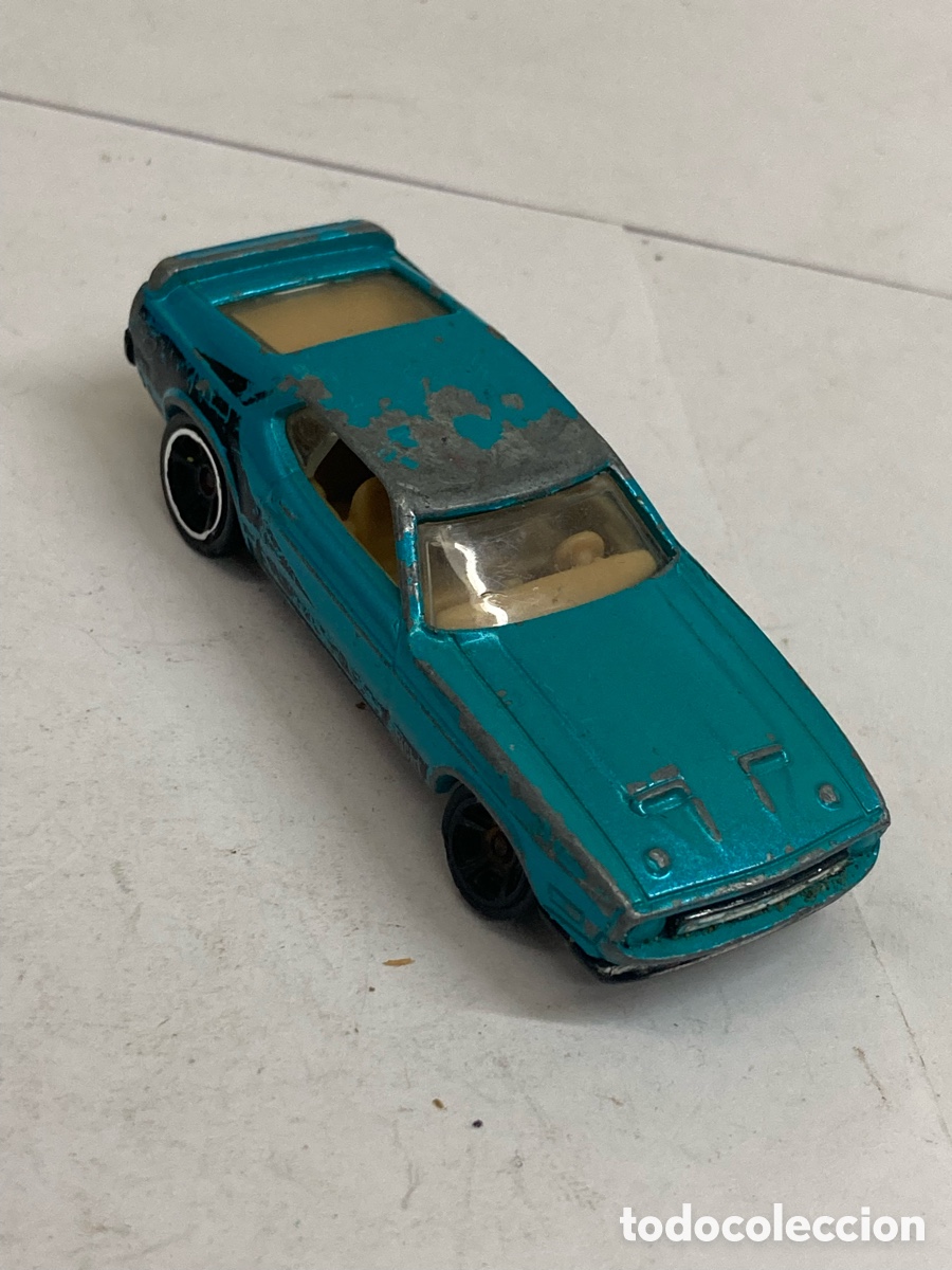 Coches a escala Hot Wheels: autom&oacute;vil de juguete Hot Wheels '71 Ford Mustang Mach 1 de color turquesa