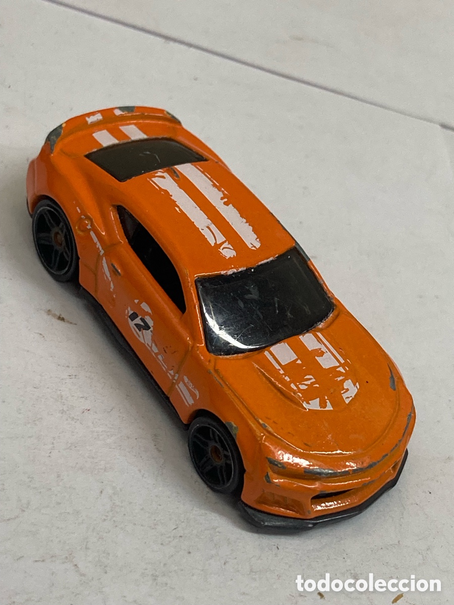 Coches a escala Hot Wheels: coche miniatura Hot Wheels 2017 Camaro ZL1 de color naranja